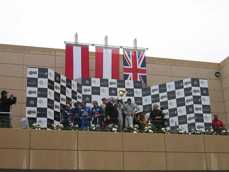 De sejrende kørere på podiet efter Bahrain 24H 2007.